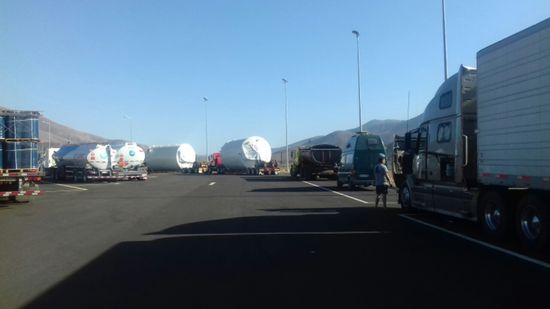 Unser kleines Womo zwischen den großen Trucks.
Die LKW-Fahrer kamen erst alle nach Mitternacht an. Scheinbar gibt es hier keine Fahrzeitenbegrenzung.