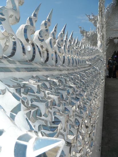 auf der Brücke zum eigentlichen Wat - alles ist ausschließlich weiß und mit Spiegelfliesen beklebt. Beeindruckend ! But "Don't touch" ein Watwächter mit Mikrofon passt höllisch auf, das ja alle Finger dort bleiben, wo sie hingehören - in diesem Fall in den eigenen Hosentaschen !