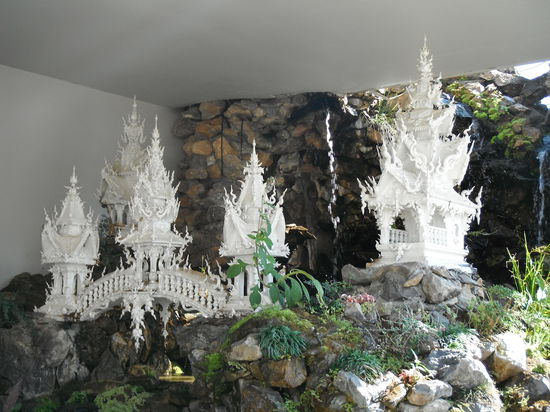 eine Mini-Wat-Landschaft vor der, dem Wat angeschlossenen, Galerie