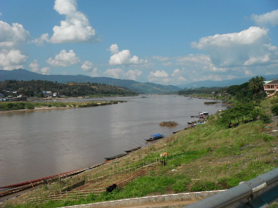 Postkartenidylle am Mekong - links Thailand - rechts Laos