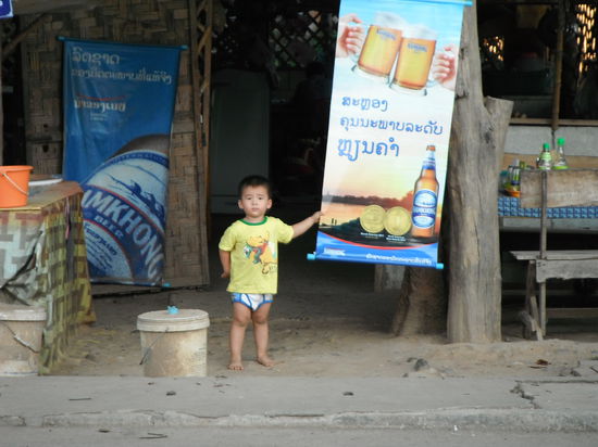 Meine kleinen Freunde - an der Mainroad von Huay Xai !