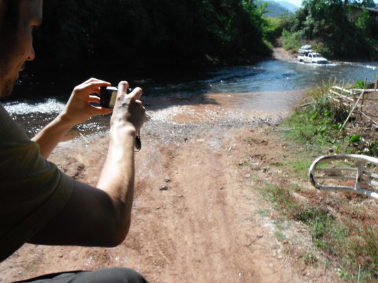 unser Jeep hat die Durchfahrt bereits gemeistert und der Nächste taucht schon ein, wie man am oberen Bildrand erkennen kann !