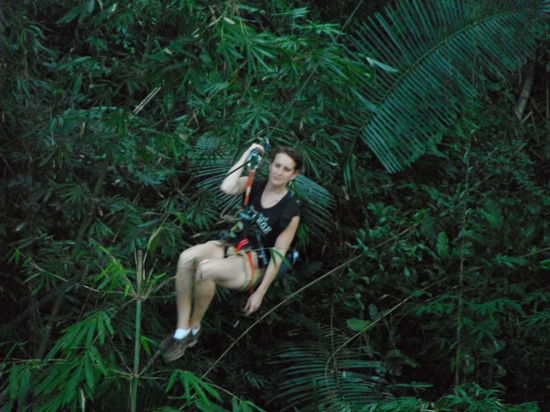 Hier sieht man Innika am Ende einer Zipline ankommen