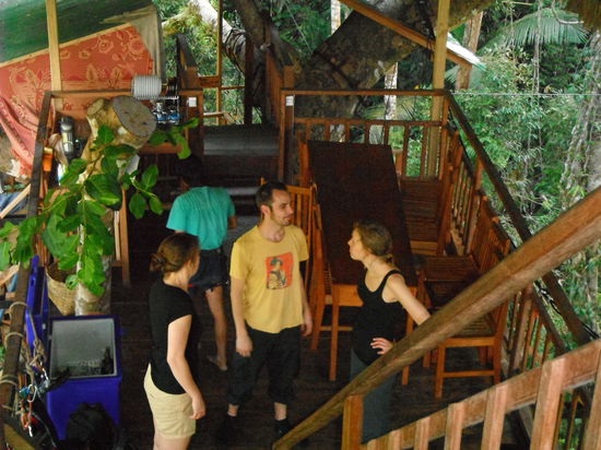 Rechts unten unser Esstisch, gegenüber die Küchenzeile und die geöffnete "blaue Schatzkiste" = Vorratsbox