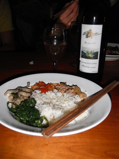 es ist angerichtet - mit Weinbegleitung (Pflaume) - unser Guide "Pia" hat sich wirklich bemüht !