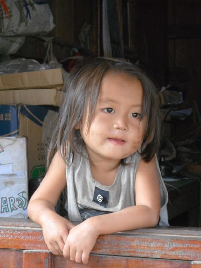 die Kleine stand an der Kühltruhe mit dem Lao