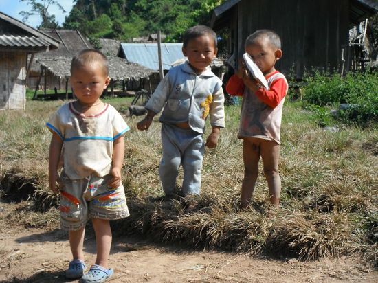Anfangs etwas schüchtern die Jungs, doch nachdem ich meine Süßigkeiten in Ihre Obhut gab, wurde es sogar ein Lächeln fürs Foto