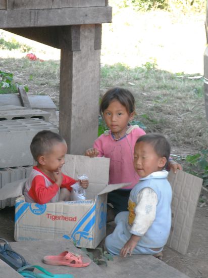 gespielt wird mit den einfachsten Alltagsgegenständen