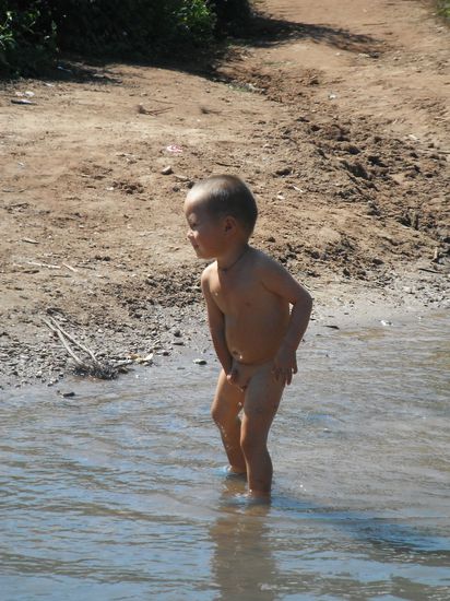 Körperpflege ist auch bei der laotischen Jugend ein Thema, doch erreicht meines Erachtens zu wenig Wasser manche Stellen