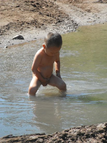 Mit etwas Zeichensprache erreicht das Wasser dann doch die wirklich wichtigen Körperstellen