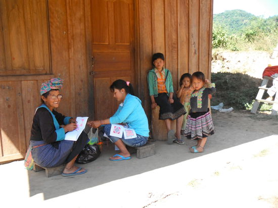 Handarbeit bei der älteren Bevölkerung - aus Respekt auf die Privatsphäre der Fotografierten frage ich immer um Erlaubnis  - bei Kindern nehm ichs nicht so genau 
