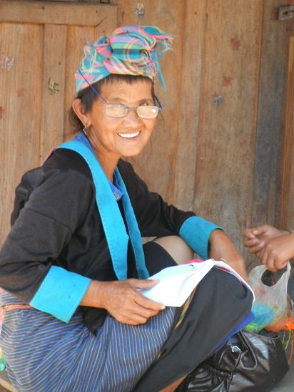 gestickt wird in Gobelinetechnik, allerdings auf einem Gewebe das Fadenzählen zur Kunst macht !