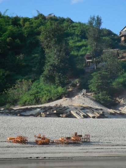 Die fertigen Produkte einer Tischlerei - abholbereit am Ufer, dahinter erkennt man die Rohware - Herkunft ???