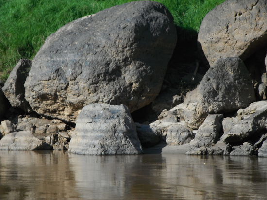 An den Felsen erkennt man die unterschiedlichen Wasserstände