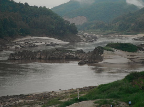 Durch diese wilde Flußlandschaft mueßen sich die Boote manoevrieren - da ist ein aufmerksamer Kapitano viel wert !