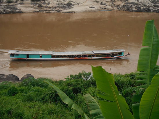 so sieht ein "ganzes Boot" aus - in voller Laenge meinte ich  - mit geschaetzten 150 Personen an Bord - um ca. 50 zu viel !