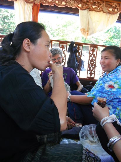 Diese Dame - eine Zugestiegene - nahm direkt vor unseren Fueßen Platz - sie trug einen Plastikkorb mit sich . . .