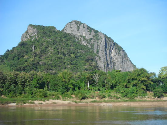 Einer der letzten hohen Rocks - eine Hoehle zum besichtigen beherbergt er auch
