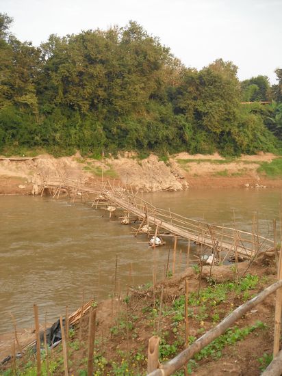 die Bamboo Bruecke und die terrassenartigen Gemuesebeete