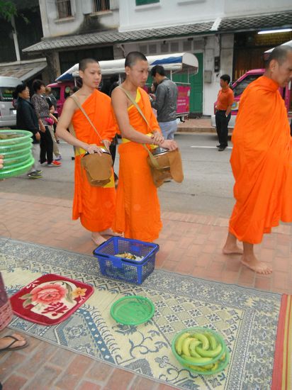 Dieser leere Platz mit Korb wird von den Moenchen befuellt.