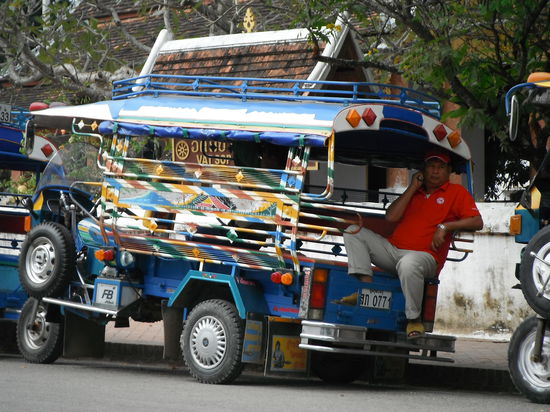 Das klassische Verkehrmittel  - ein allseits bekanntes und beliebtes Tuk Tuk  you want ? Hey Mr.,you need ?  