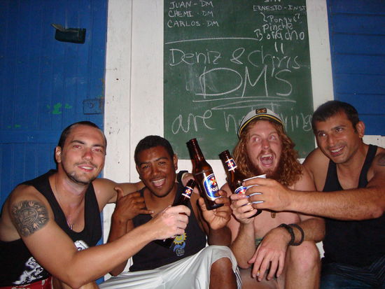 unsere beiden Tauchlehrer in der Mitte