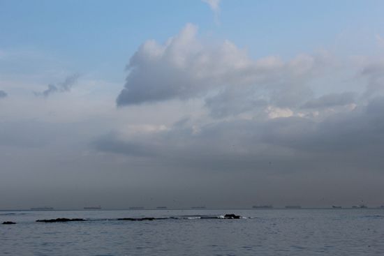 Der Panama-Kanal, aus der Ferne sieht man sie ganzen Frachter Schlange stehen