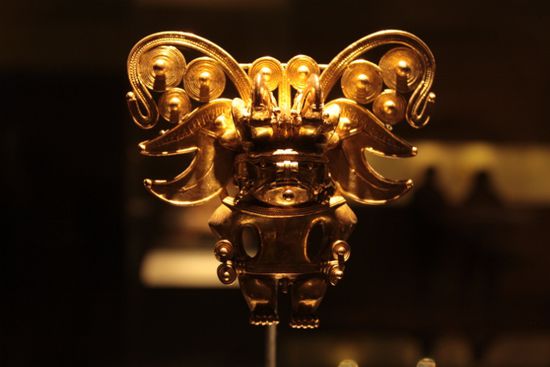 eines der schönen Klunkerchen im Goldmuseum, leider hinter dicken Glasscheiben