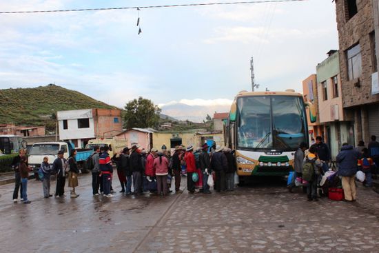 Schon morgens um 6:30 ist das halbe Dorf auf den Beinen und steht Schlange für den ersten Bus