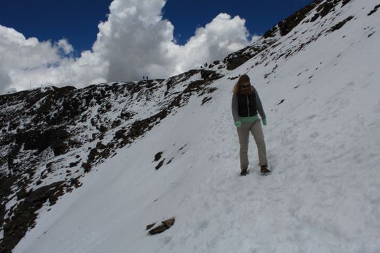 durch den Schnee mit Sandalen...