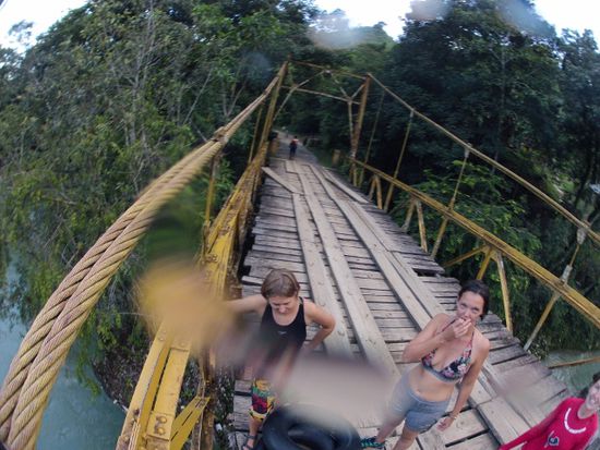 Diese Brücke galt es rechts runter vertikal zu überwinden
