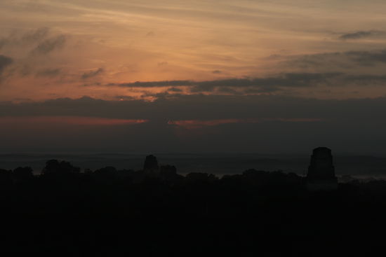 Tikal im Morgengrauen
