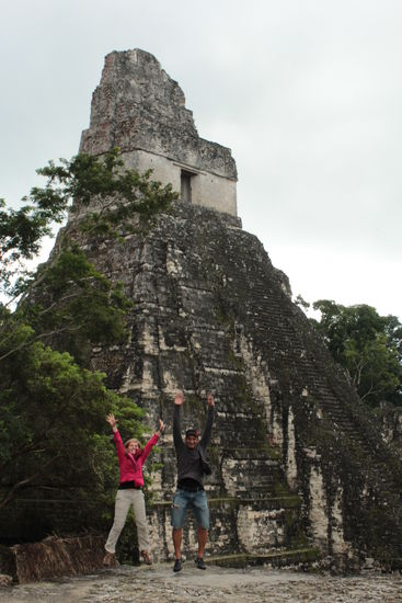 Wir 2 springenderweise vor dem bekanntesten Tempel Nr. 1 in Tikal