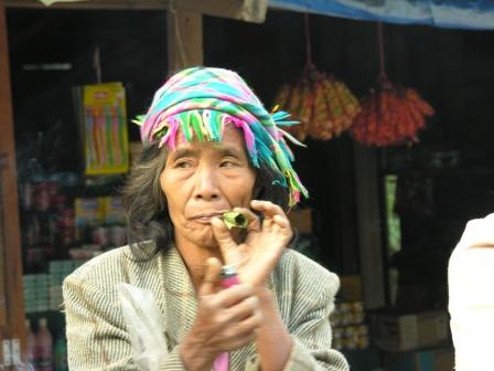 Opium rauchende Frau