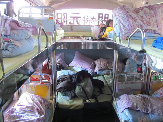 Im Schlafbus (mein Platz ist unten, der zweite von links)