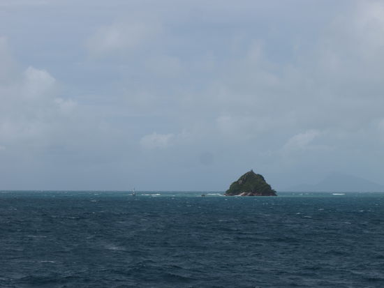 ... mit Blick auf kleine Inseln, die vorbei ziehen