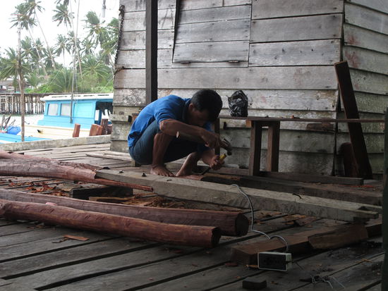 einer der beiden Fischer bei der Arbeit