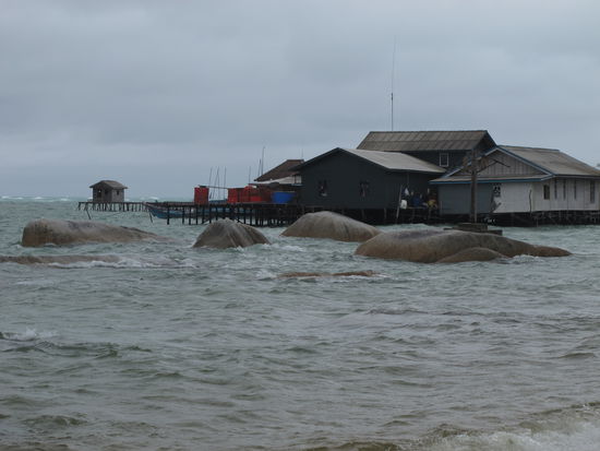 die Fischerhuette, in der ich geschlafen habe (nicht die ganz links)