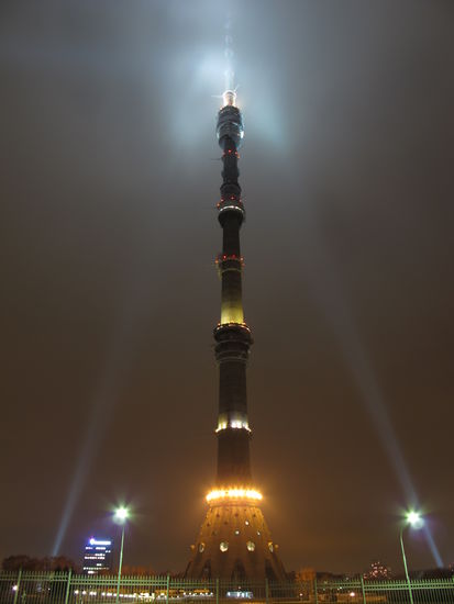 Ostankino Turm (537m), zum Vergleich: Berliner Fernsehturm 368m