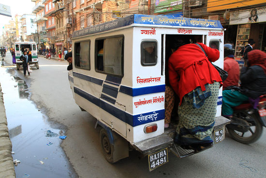 Kathmandu - kleine Motorrikscha (fuer bis zu 14 Personen)