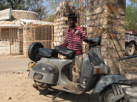 Kadu mit seinem Roller