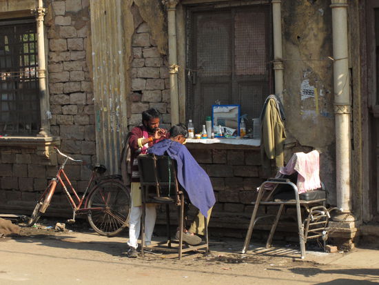 Friseur auf der Strasse (Gwalior)