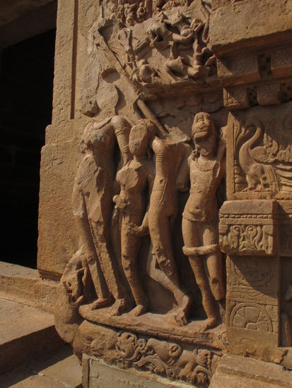 Skulpturen am Tempel