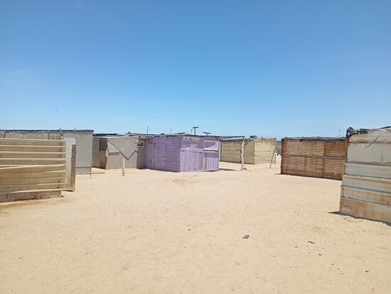 Fast alle dieser selbst errichteten Hütten scheinen unbewohnt zu sein. Sollten es die Bewohner zu etwas mehr Wohlstand gebracht haben und sich ein Steinhäuschen zugelegt haben ?