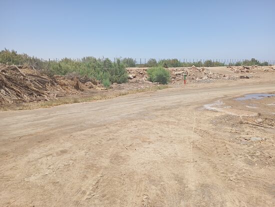 8 Leute sind ständig damit beschäftigt, das Gelände sauber zu halten, dazu haben sie schweres Gerät zur Verfügung, das den Abfall auf den Begrenzungszaun zuschiebt.