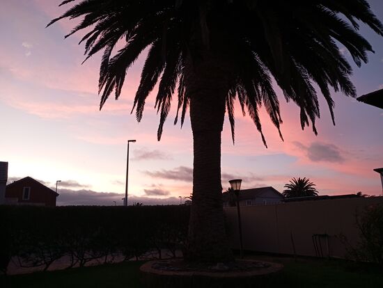 Blick aus unserer Unterkunft in Swakopmund eine halbe Stunde nach Sonnenuntergang, die Wolken werden von unten von der Sonne angeschienen