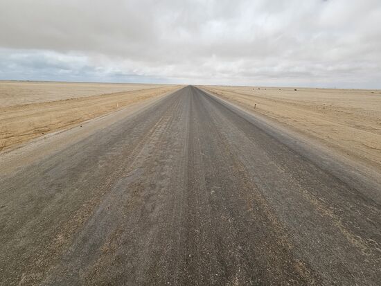 300 km pro Tag geradeaus, das könnte langweilig werden Immerhin gestattet die Salt Road eine Maximalgeschwindigkeit von 120 km/h, wir werden auch tatsächlich mal von einem Auto überhalt, zwei weitere begegnen uns pro Vietelstunde.
