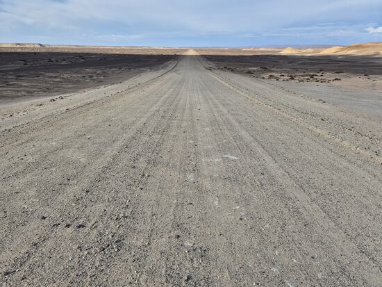 So kann man locker weiterfahren, irgendwo müssen wir nur erneut rechts weg Richtung Nissum Crater. Da müßte es ja einen Wegweiser geben in, ja - in wieviel km Entfernung müßte der kommen ?