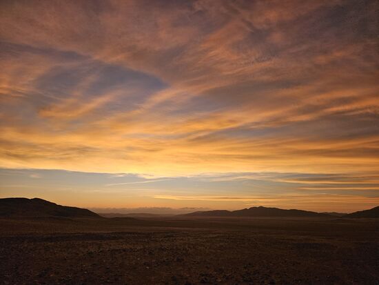 Von Minute zu Minute ändern sich die Farben des Himmels und der Steine am Boden. Absolute Stille, nicht mal ein Zirpen zu hören oder Fliegen oder gar Mücken