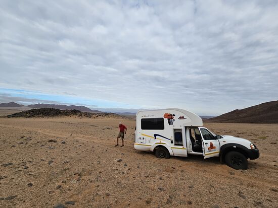 Gut, dass wir eine Schaufel dabei haben, also hinten freischaufeln und vorsichtig rückwärts, um anschließend einen neuen Versuch zu machen